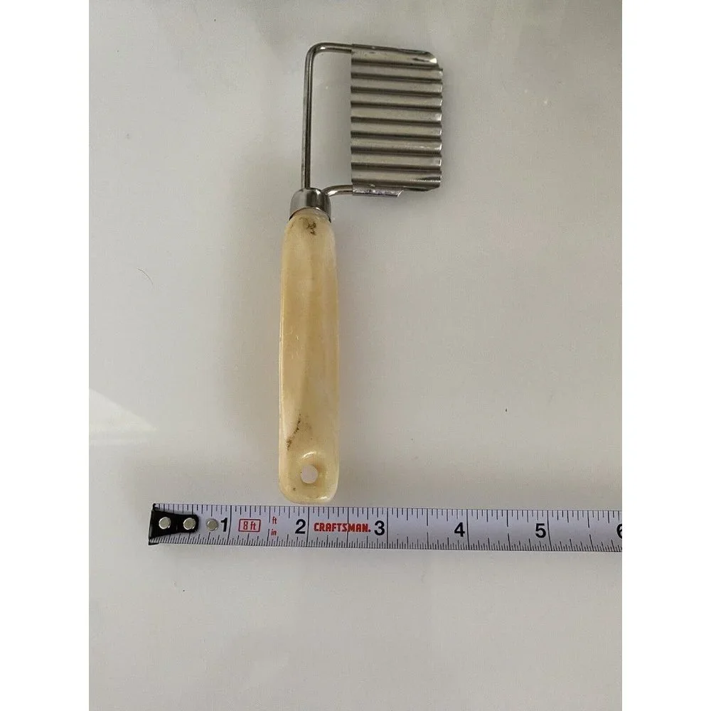 Vintage Vegetable Crinkle‎ Cutter Potato Cheese Slicer Beige Plastic Handle EUC